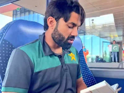 Asia Cup: भारत से मैच के बीच मैदान पर पढ़ी थी नमाज, अब टीम बस में पढ़ते दिखे कुरान, कौन है यह पाकिस्तानी क्रिकेटर