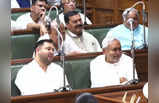 Nitish Kumar News: पलटूराम, पेट में दांत.. विधानसभा में आज खूब सुनाती रही बीजेपी, मुस्कुराते रहे नीतीश कुमार