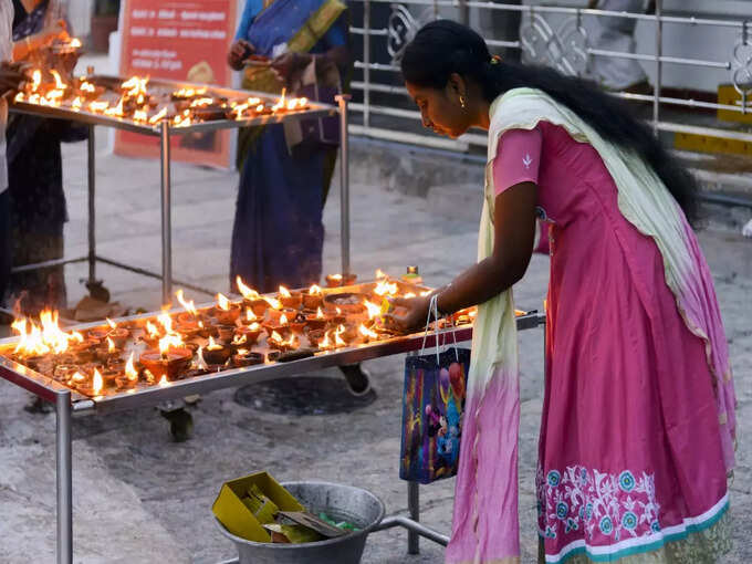 ​శని దేవునికి హారతి..