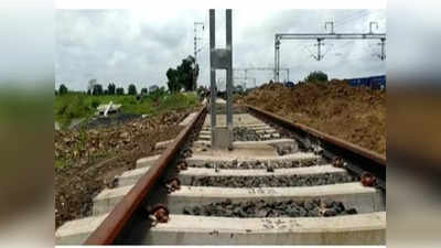 Viral Photo: रेलवे ट्रैक के बीच लगा दिया बिजली का खंभा, लोगों ने बताया स्मार्ट इंजीनियरिंग, रेलवे ने कहा- यह प्लान का हिस्सा है