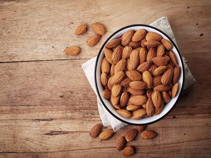 ​৪. আখরোট ও কাঠবাদাম ভালো হার্টের জন্য (Almond, Walnuts)