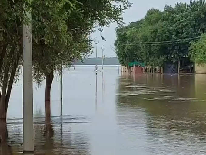 इटावा के कई गांव बाढ़ की चपेट में