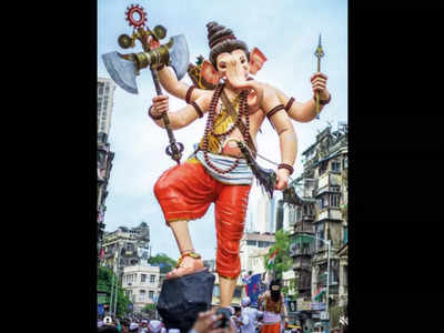 परशुराम रुपी मूर्तीची उंची तब्बल ३८ फुट; मुंबईतील या मंडळाने साकारली महाराष्ट्रातली सर्वात उंच गणेशमूर्ती