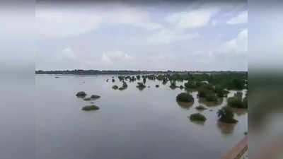 UP Floods: बांदा में दो दर्जन गांवों में घुसा पानी, लगातार बढ़ रहा है नदियों का जलस्तर