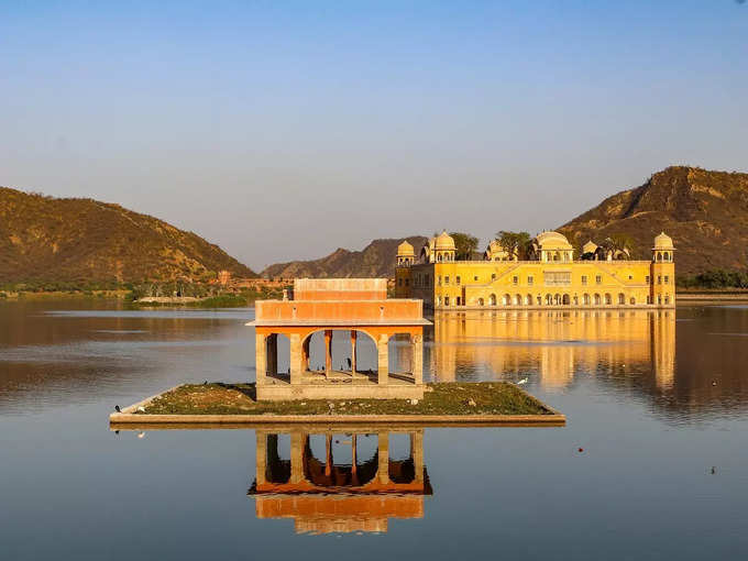 जयपुर एक दीवारों वाला शहर है - Jaipur is a walled city