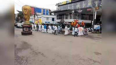 ന്നാ താന്‍ കേസ് കൊട് സംവിധായകന്റെ നാട്ടില്‍ റോഡിനെ ചൊല്ലി തര്‍ക്കം രൂക്ഷം, കരാറുകാരനെ കരിമ്പട്ടികയിൽപ്പെടുത്തി, ന​ഗരസഭ അധികൃതർക്കെതിരെ കേസെടുക്കണമെന്ന് യുഡിഎഫ്