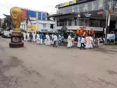 ന്നാ താന്‍ കേസ് കൊട് സംവിധായകന്റെ നാട്ടില്‍ റോഡിനെ ചൊല്ലി തര്‍ക്കം രൂക്ഷം, കരാറുകാരനെ കരിമ്പട്ടികയിൽപ്പെടുത്തി, ന​ഗരസഭ അധികൃതർക്കെതിരെ കേസെടുക്കണമെന്ന് യുഡിഎഫ്