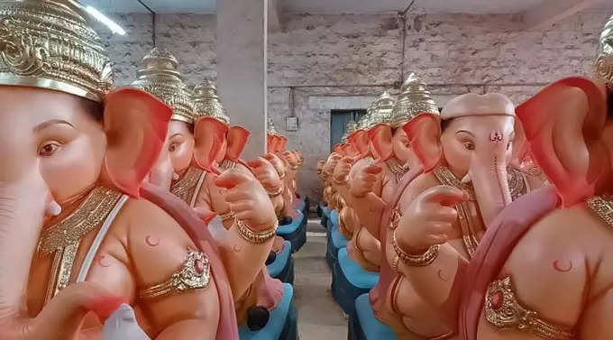 Ganapati idols made by Kumbhar Family
