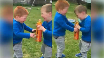पानी पीते हुए फूट फूटकर हंसने लगे दो बच्चे, वीडियो देखकर आप ना हंसे तो कुछ पंगा है!