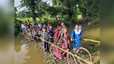 Farmer Makes Bridge: वादे से मुकरे नेता तो बच्चों के स्कूल जाने के लिए किसान ने बांस से बना दिया पुल