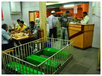 OMG! भारत का एक ऐसा अनोखा रेस्टोरेंट जो बना है कब्रों के बीच, दिलेर हैं तो आप भी बैठकर लें यहां की चाय का मजा