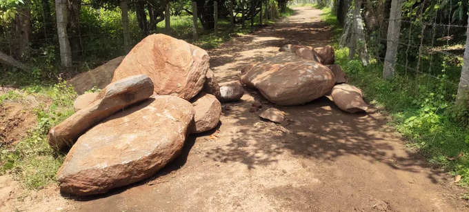 ஊருக்குள் வராவிடாமல் பெரிய பெரிய கற்களை வைத்து அடைப்பு