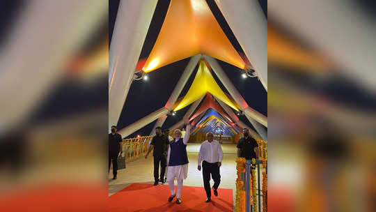 PICS: ઉદઘાટન કર્યા બાદ PM મોદીએ લીધી અટલ ફૂટ ઓવર બ્રિજની મુલાકાત 