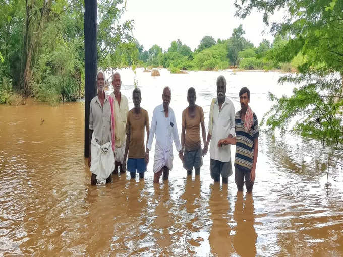 ಜಯಮಂಗಲಿ ನದಿಯಲ್ಲಿ ಒಬ್ಬರಿಗೊಬ್ಬರು ಕೈ ಹಿಡಿದುಕೊಂಡು ನದಿ ದಾಟಿ ಅಂತ್ಯ ಸಂಸ್ಕಾರ