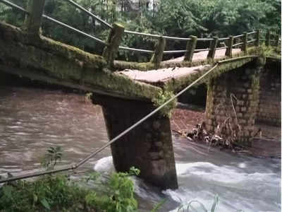 ആരും തിരിഞ്ഞുനോക്കാതെ വന്നപ്പോൾ നാട്ടുകാർ നിർമിച്ച പാലം; ഉരുൾപൊട്ടലിൽ തകർന്നത് ഒരു നാടിന്റെ സ്വപ്നം, വഴിമുട്ടി യാത്രക്കാർ