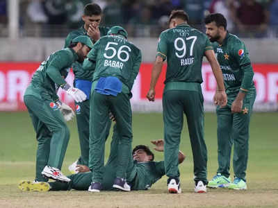 Asia Cup IND vs PAK: दर्द में कराहते हुए फेंका ओवर, दिग्गजों की निकाली हवा, जानें कौन है नई पाकिस्तानी सनसनी