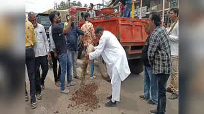 MP: हादसों के बाद भी नहीं जागा प्रशासन, विधायक ने खुद शुरू किया इंदौर-इच्छापुर हाईवे के गड्ढे भरने का अभियान