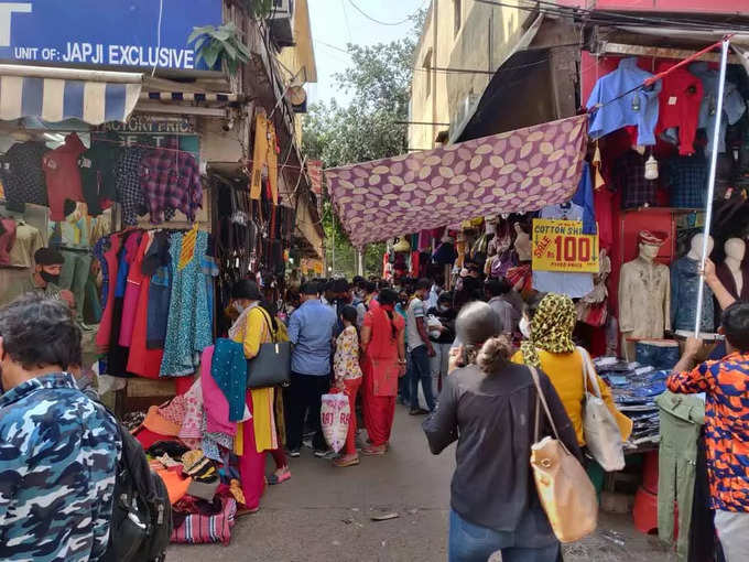 सरोजिनी के मंडे मार्केट से थोक में खरीदें कपड़े -