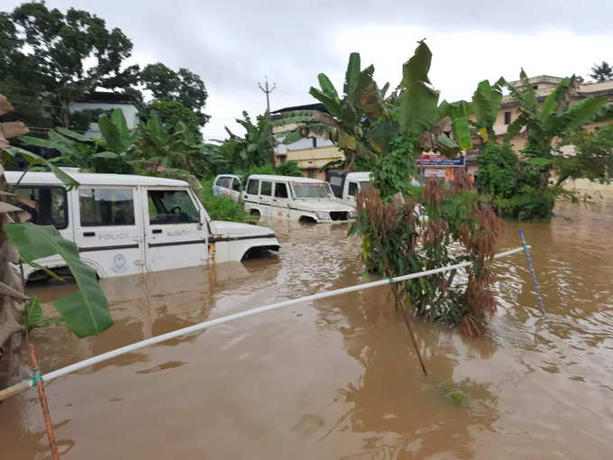 ​റോഡുകളില്‍ വെള്ളം കയറി, മണ്ണിടിഞ്ഞു