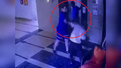 लिफ्टमध्ये अडकला, बाहेर काढण्यास उशीर झाला, सुरक्षारक्षकाला थप्पड पे थप्पड, पाहा VIDEO
