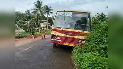 റോഡരികിലെ മൺകൂനയിൽ തട്ടി, നിയന്ത്രണം വിട്ട ബൈക്ക് കെഎസ്ആർടിസിയിൽ ഇടിച്ചു; യുവാക്കൾക്ക് ഗുരുതര പരിക്ക്