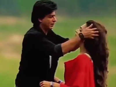 Shah Rukh Deepika Video: जब दीपिका पादुकोण के बालों को संवारते दिखे शाहरुख खान, बैलेंस खोकर नीचे आ गिरे दोनों