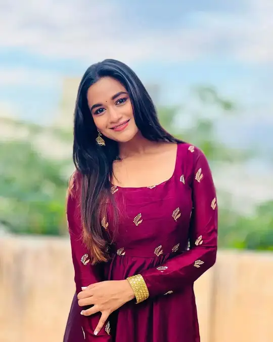 ஜொளிக்கும் உடையில் தேவதைப்போல் இருக்கும் டிவி நடிகை... அசத்தல் க்ளிக்ஸ்! - actress kaavya arivumani latest clicks - Samayam Tamil