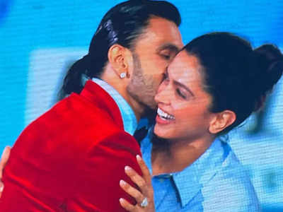 Ranveer kisses Deepika: फिल्मफेयर के मंच पर दापिका पादुकोण को यूं खींच लाए रणवीर सिंह, सबके सामने कर डाला किस