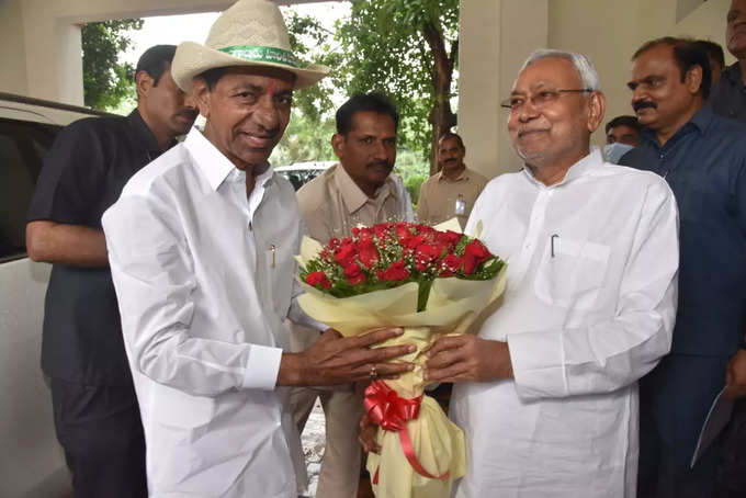 सीएम नीतीश ने तेलंगाना के मुख्यमंत्री केसीआर का किया स्वागत