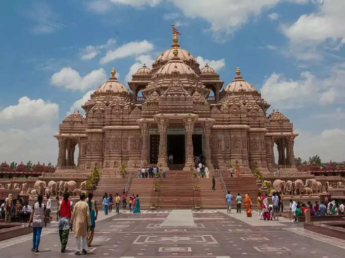 अक्षरधाम मंदिर (100 एकड़) - Akshardham Temple (100 acres)