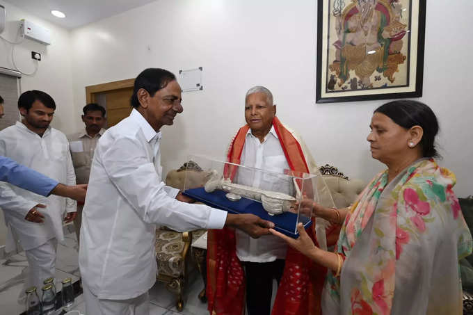 KCR: లాలూను కలిసిన కేసీఆర్.. బీహార్ పర్యటనలో బిజీ బిజీగా