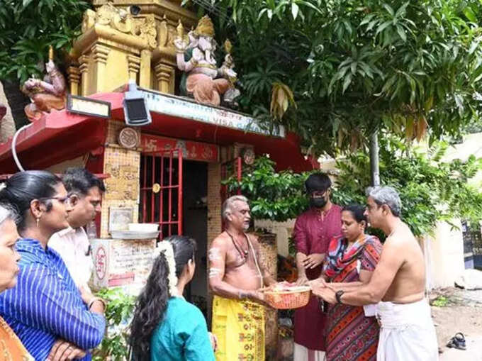 वीजा इंटरव्यू के लिए जाने से पहले मंदिर के दर्शन