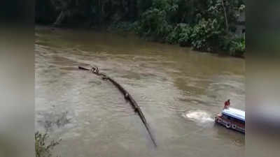 പാലം കുലുങ്ങിയാൽ മാത്രമേ കേളൻ കുലുങ്ങൂ, പ്രളയ ബാക്കിയായ ഇടനാട് തൂക്കുപാലത്തിന്‍റെ അവസ്ഥ ഇതാണ്