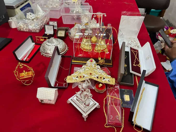 मुंबई : लालबागचा राजाला गणेशभक्तांचे पहिल्याच दिवशी भरभरून दान, अमेरिकेन डॉलरसह सोने, चांदीच्या वस्तू आणि गणेशाची मूर्ती भेट
