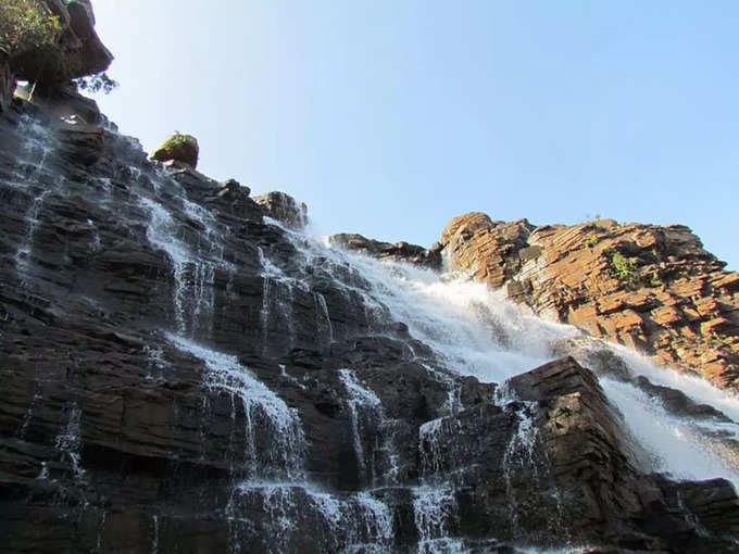 ಬೆರಗುಗೊಳಿಸುವ ಜಲಪಾತ