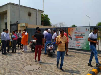 Noida News:दलालों को रोकने के लिए ग्रेनो अथॉरिटी में पास का टाइम बदला, पहले दिन ही व्‍यवस्‍था हुई ध्‍वस्‍त