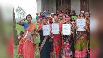 Dinhata News: চাকরি দেওয়ার নামে জমি নেওয়ার অভিযোগ, প্রতিবাদে অঙ্গনওয়াড়ি কেন্দ্রে তালা ঝোলালেন মহিলা