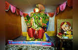 कोल्हापुरातील बाप्पाची महाराष्ट्रभर चर्चा, तब्बल २०१ डझन केळ्यांपासून साकारली मूर्ती