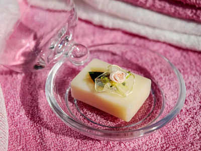 Handmade Natural Soap.: ഏത് നിറത്തിലെ സോപ്പാണ് ഉപയോഗിയ്ക്കാറ്‌?