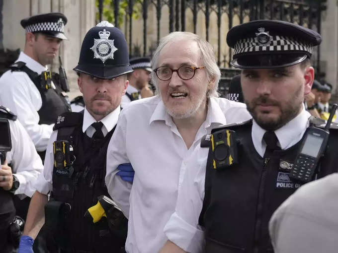 Protesting activists superglue themselves in UK Parliament (1).