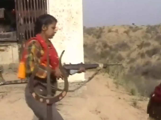 Sarla Jatav: अपनी बंदूक के साथ पूर्व दस्यु सुंदरी सरला जाटव