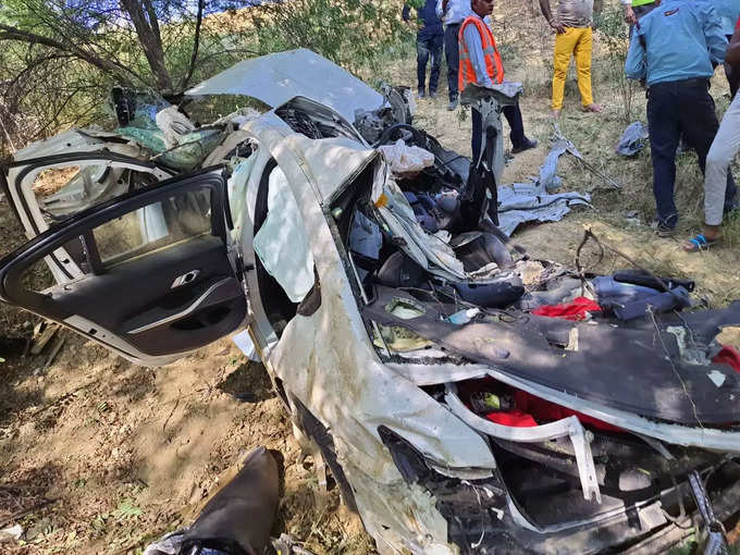 यमुना एक्‍सप्रेस वे पर पलटी बीएमडब्ल्यू गाड़ी, 1 की मौत