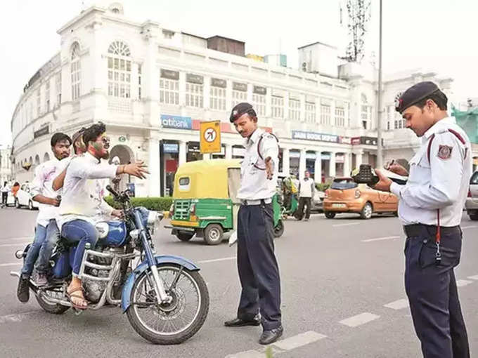 বিনা হেলমেটে বাইক চালানো