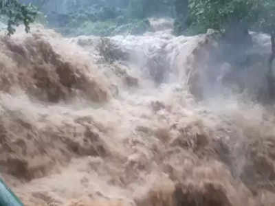 മങ്കയത്ത് മലവെള്ളപ്പാച്ചിൽ; 6 വയസുകാരി മരിച്ചു, ഒരാളെ കാണാതായി