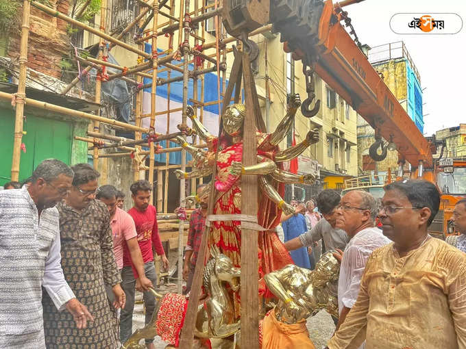 ক্রেন লিফটিংয়ে মণ্ডপে প্রবেশ দুর্গাপ্রতিমার