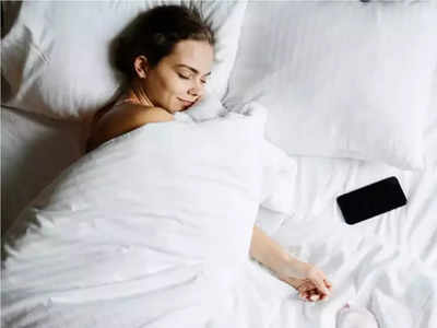 उशीखाली फोन ठेवून झोपणं ठरेल धोकादायक, आत्ताच बदला तुमची सवय