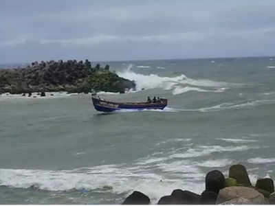 പെരുമാതുറയിൽ മത്സ്യബന്ധന ബോട്ട് മറിഞ്ഞ് അപകടം; 2 പേർ മരിച്ചു, 10 മത്സ്യത്തൊഴിലാളികളെ കാണാനില്ല