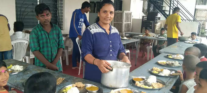 पारधी समाजातील मुलांसाठी काम करणाऱ्या पिंकी भोसले