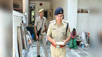 Noida: मर्चेंट नेवी अधिकारी के घर में घुसे हथियारबंद बदमाश, मां और बेटे को बंधक बना अंजाम दी लाखों की लूट