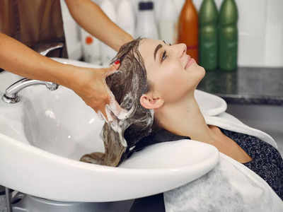 શેમ્પૂ બદલવાથી વાળ ખરતા અટકી જશે? ડર્મેટોલોજીસ્ટે દૂર કર્યા Shampoo સાથે જોડાયેલા Myth